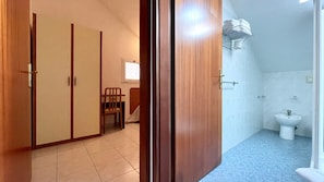 In-room safe, desk, free WiFi, bed sheets - Hotel Zanella (Cervia)