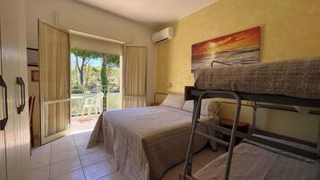 Quadrupla Standard, balcone | Una cassaforte in camera, una scrivania, Wi-Fi gratuito, lenzuola