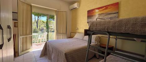 Standard-herbergi fyrir fjóra - svalir | Öryggishólf í herbergi, skrifborð, ókeypis þráðlaus nettenging, rúmföt