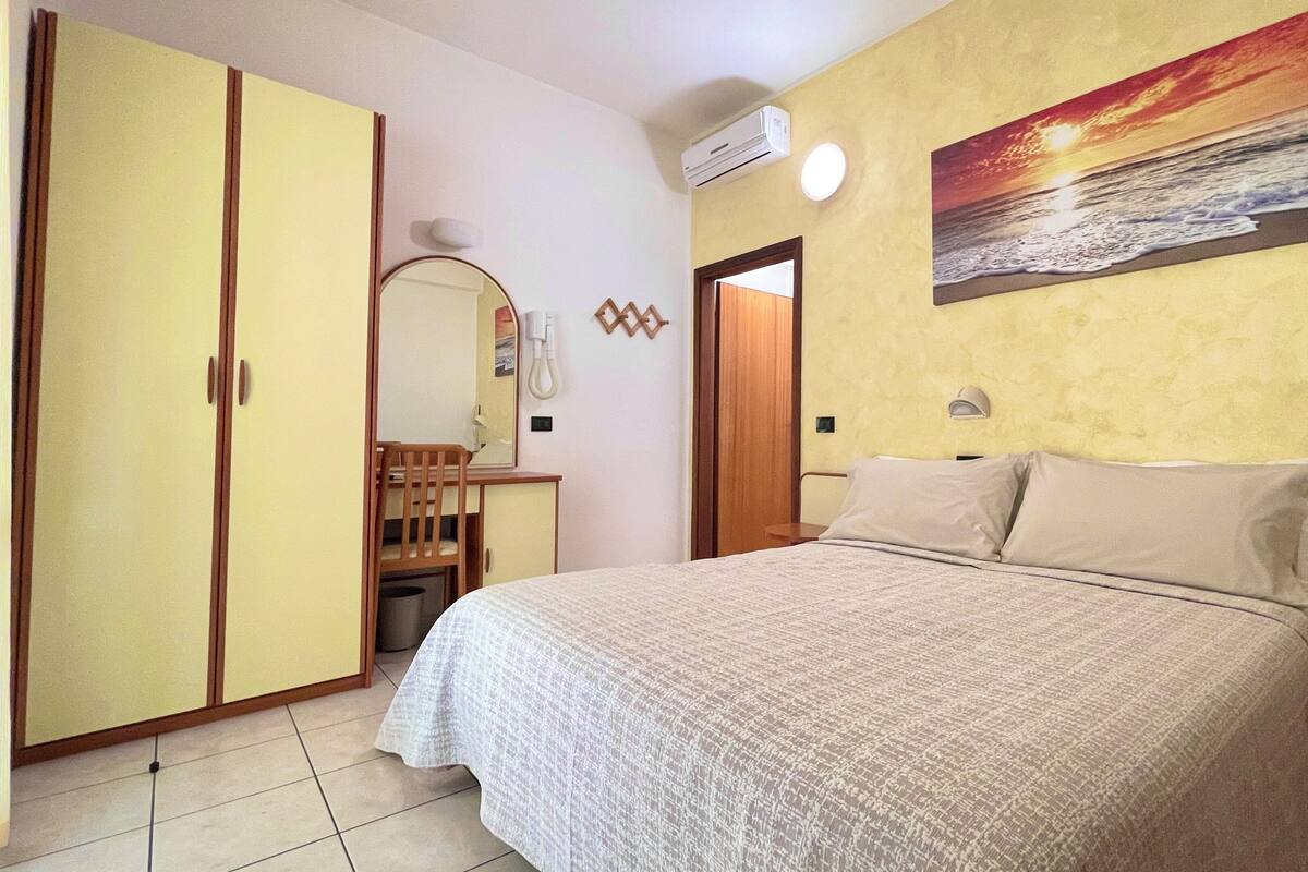 Quarto casal ou duplo, sacada, vista para o jardim | Cofres nos quartos, escrivaninha, Wi-Fi de cortesia, roupa de cama