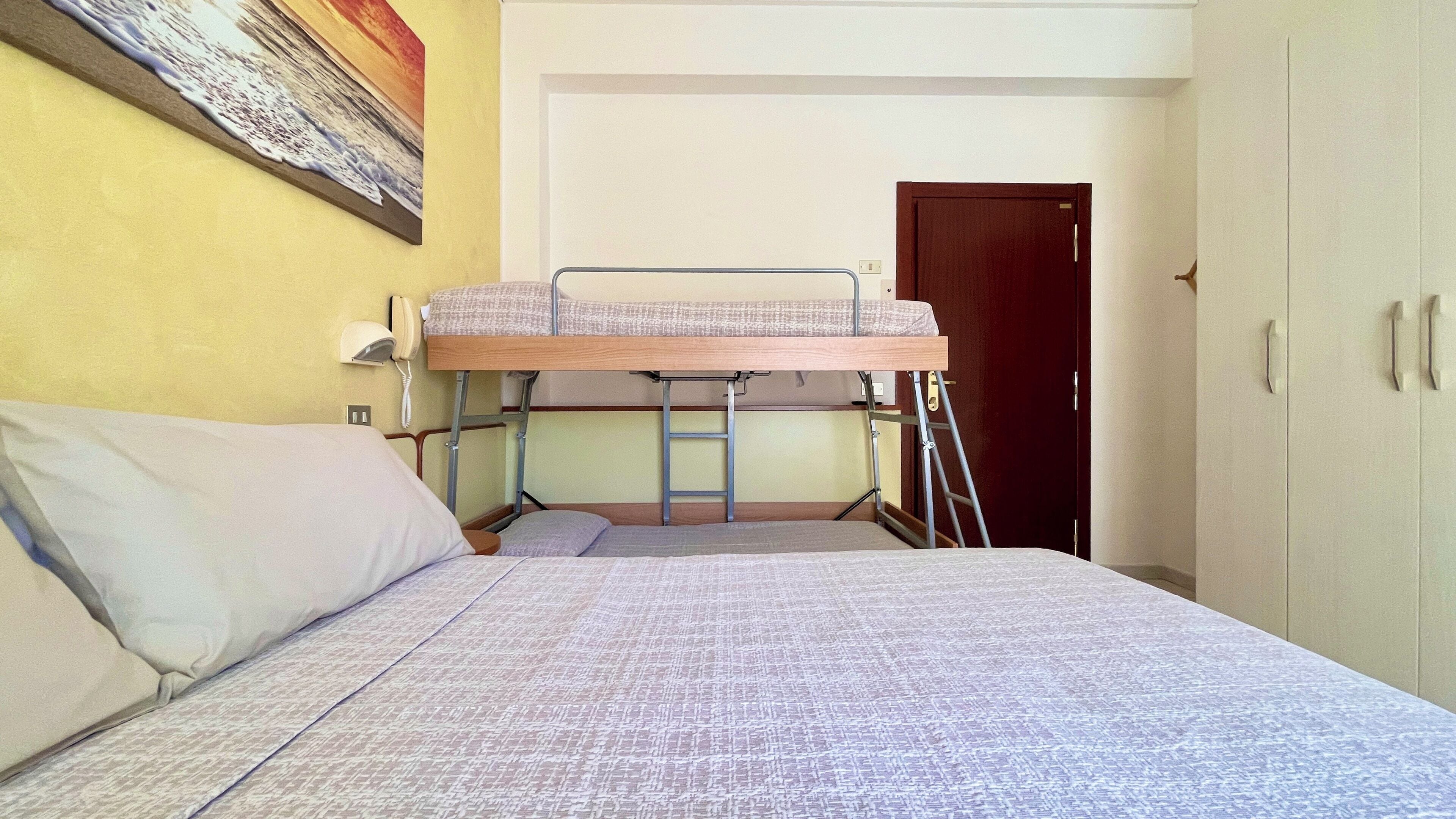 خزنة داخل الغرفة ومكتب وواي فاي مجانًا وملاءات أسرّة