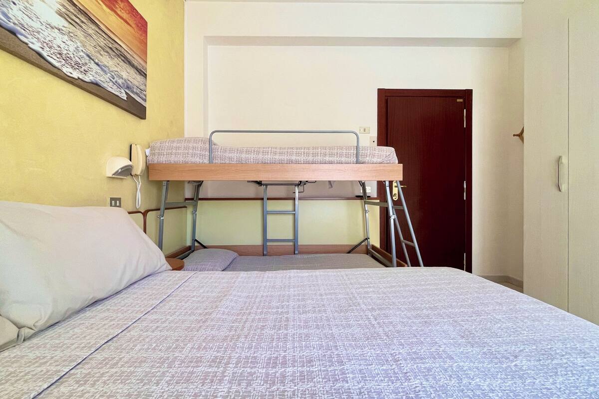 Quarto quádruplo conforto, sacada | Cofres nos quartos, escrivaninha, Wi-Fi de cortesia, roupa de cama