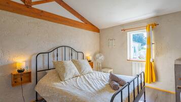 3 bedrooms, iron/ironing board, WiFi, bed sheets