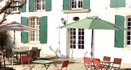 Chambre dâhĂŽtes « Chambre HergĂ© » avec piscine partagĂ©e, terrasse et Wi-Fi