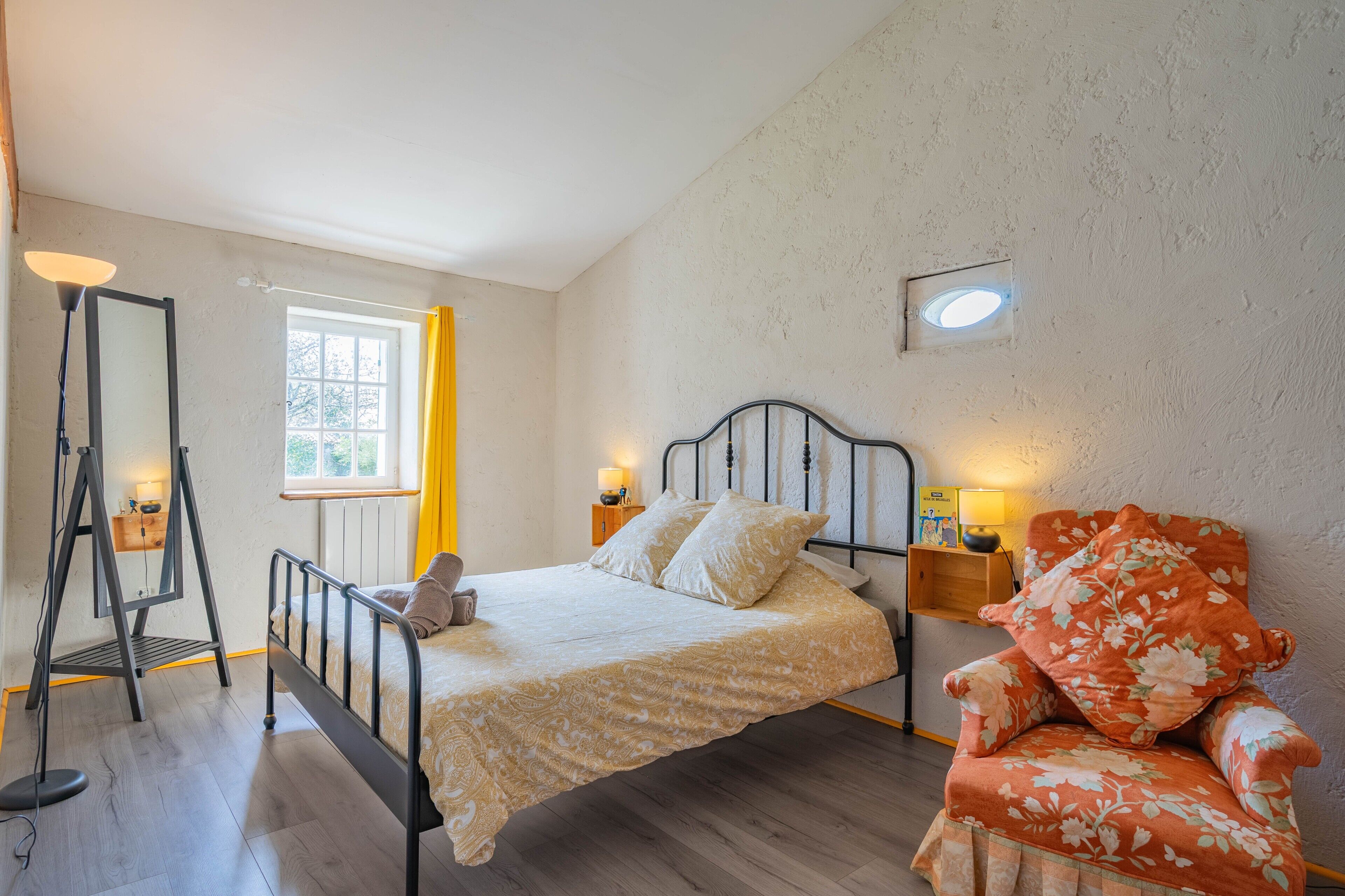 3 habitaciones, tabla de planchar con plancha, wifi y ropa de cama 