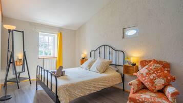 3 habitaciones, tabla de planchar con plancha, wifi y ropa de cama