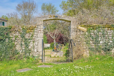 Property grounds. Hergé Guest Room with Shared Pool, Terrace and Wi-Fi