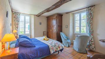 1 slaapkamer, een strijkplank/strijkijzer, wifi, beddengoed