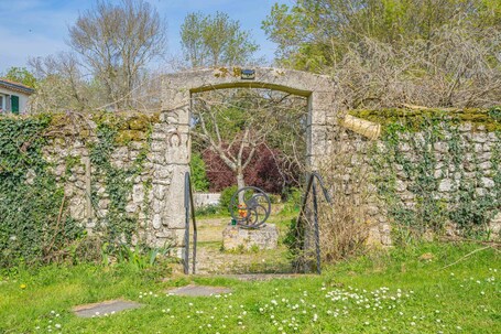 Property grounds. Guest Room “Chambre Geluck” with Shared Pool, Communal Terrace and Wi-Fi