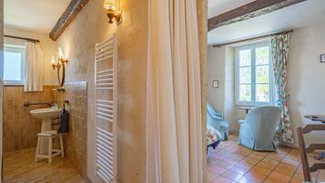 Shower, hair dryer, towels