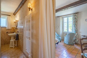 Shower, hair dryer, towels