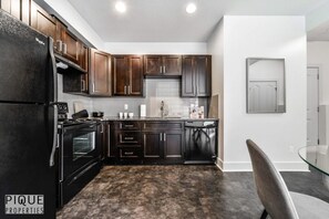 冰箱、微波炉、烤箱、炉灶