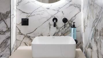 Estudio Deluxe, vista a la ciudad | Baño | Regadera, amenidades de baño gratuitas, secadora de cabello, toallas