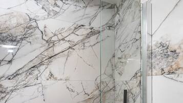 Estudio superior, vistas a la ciudad | Baño | Ducha, artículos de higiene personal gratuitos y secador de pelo