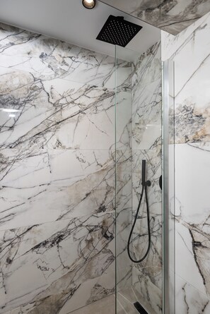 Estudio superior, vistas a la ciudad | Baño | Ducha, artículos de higiene personal gratuitos y secador de pelo