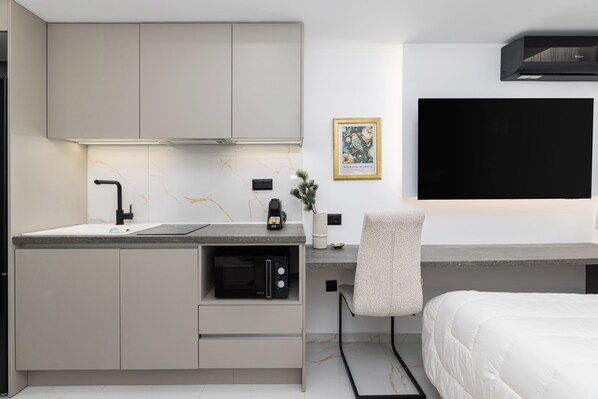 Estudio superior, vistas a la ciudad | Cocina privada | Frigorífico grande, microondas, placa de cocina y lavavajillas