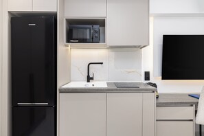 Deluxe Studio, City View | Private kitchen | Full-size fridge, microwave, stovetop, dishwasher - Amelie Studios by halu (Thessaloniki)