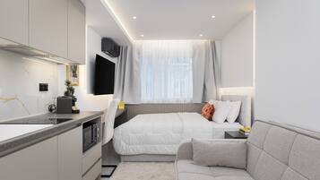 Superior Studio, City View | Desk, laptop workspace, iron/ironing board, cribs/infant beds