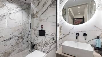 Superior Studio, City View | Bathroom | Shower, free toiletries, hair dryer, towels