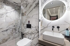 Superior-Studio, Stadtblick | Badezimmer | Dusche, kostenlose Toilettenartikel, Haartrockner, Handtücher