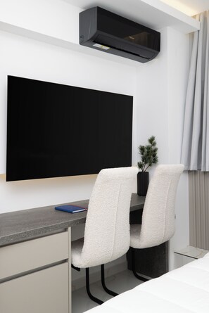 Estudio Deluxe, vistas a la ciudad | Escritorio y espacio para trabajar con un portátil