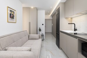 Estudio superior, vistas a la ciudad | Escritorio y espacio para trabajar con un portátil