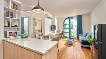 Apartemen Eksklusif, balkon, pemandangan kebun | Meja kerja, ruang kerja ramah laptop, dan Wi-Fi gratis