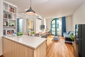 Apartemen Eksklusif, balkon, pemandangan kebun | Meja kerja, ruang kerja ramah laptop, dan Wi-Fi gratis