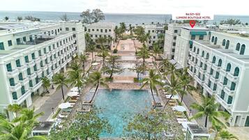 Kolam renang indoor dan kolam renang outdoor