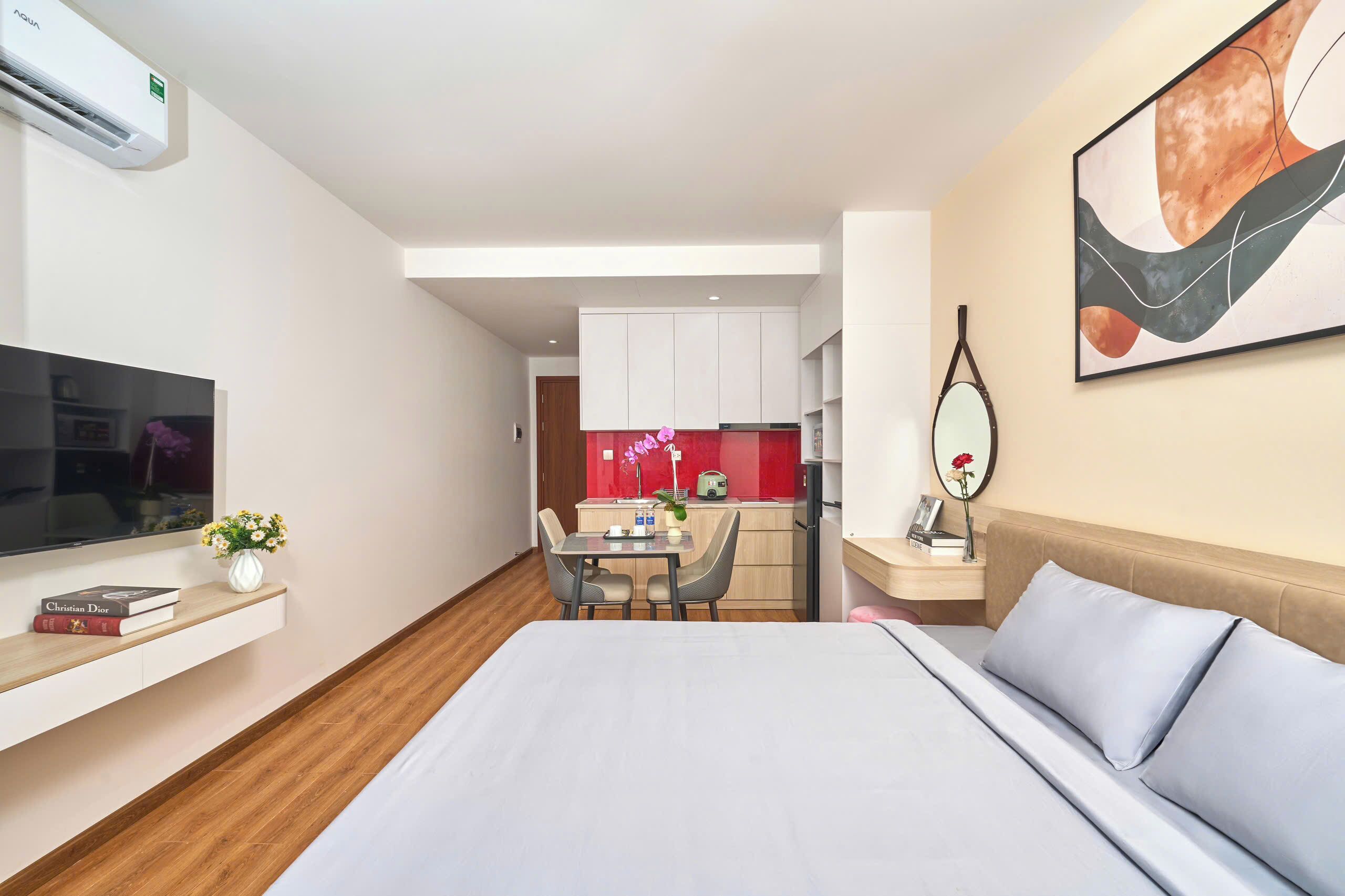 Luxury-Studio, Balkon, Gartenblick | Schreibtisch, laptopgeeigneter Arbeitsplatz, kostenloses WLAN