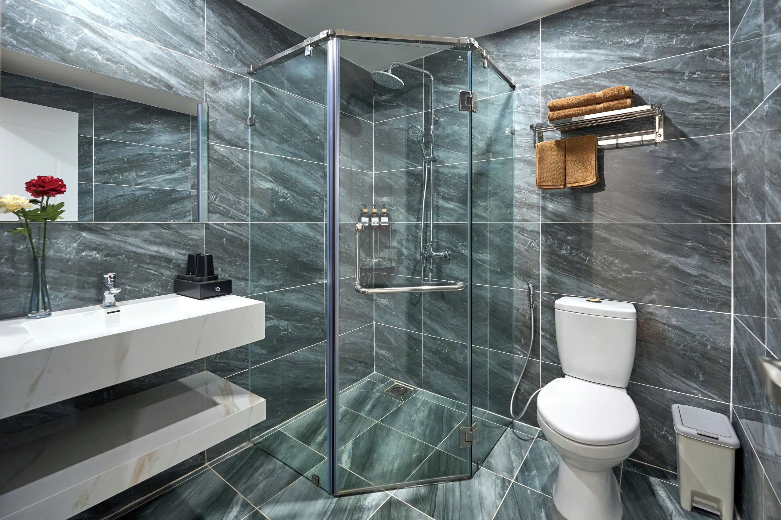 Een douche, gratis toiletartikelen, een haardroger, pantoffels