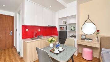 Studio Mewah, balkon, pemandangan kebun | Meja kerja, ruang kerja ramah laptop, dan Wi-Fi gratis