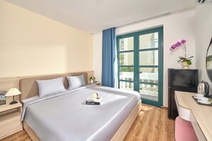 Desk, laptop workspace, free WiFi - Lumiere Boutique Phu Quoc Hotel (Phu Quoc)