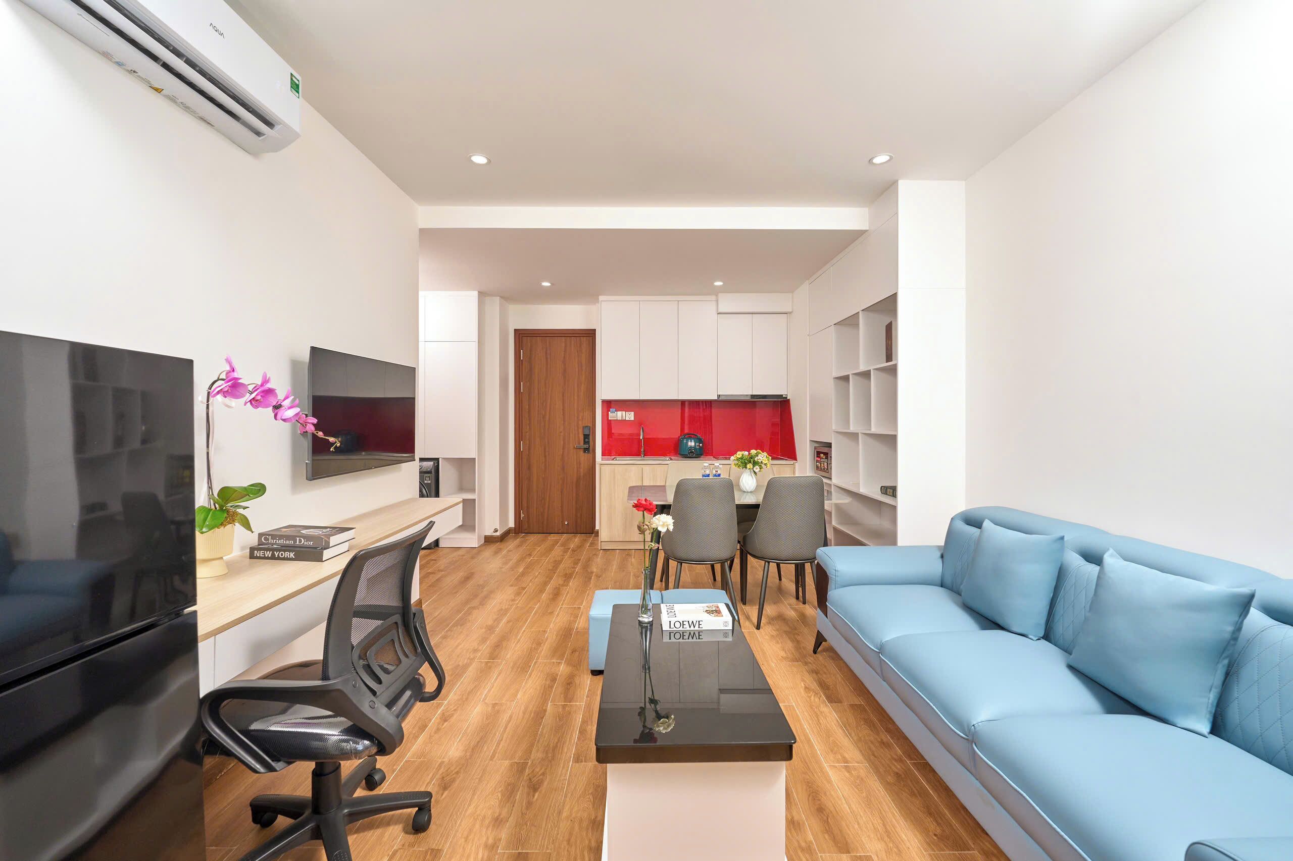 Luxury-Apartment, Balkon, Poolblick | Schreibtisch, laptopgeeigneter Arbeitsplatz, kostenloses WLAN