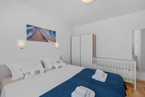 Tabla de planchar con plancha, cuna de viaje y wifi gratis 