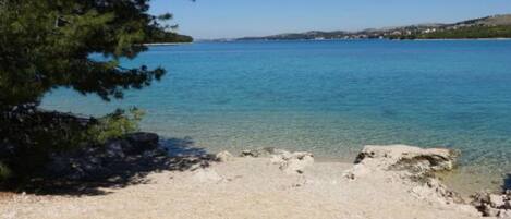 Una spiaggia nelle vicinanze