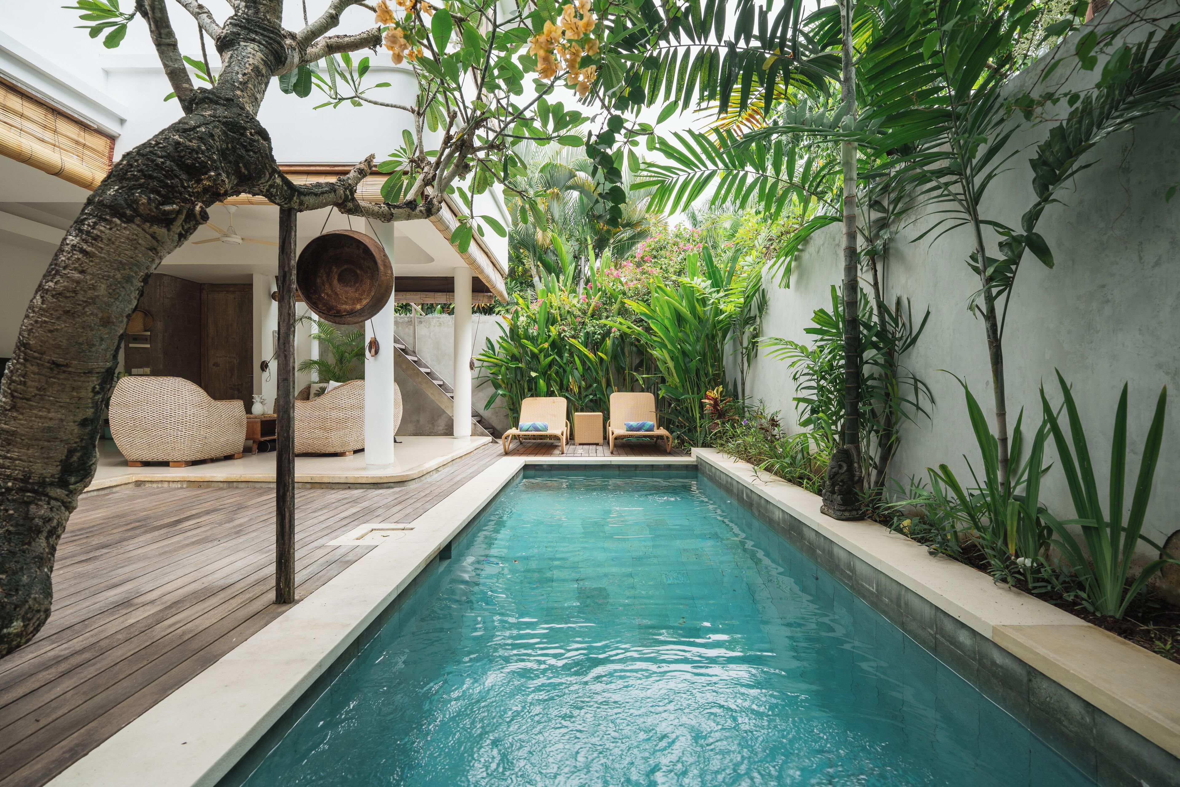 Alberca al aire libre y camastros 