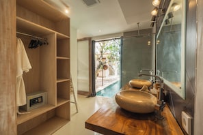Shower, pancuran hujan, pengering rambut, dan kloset
