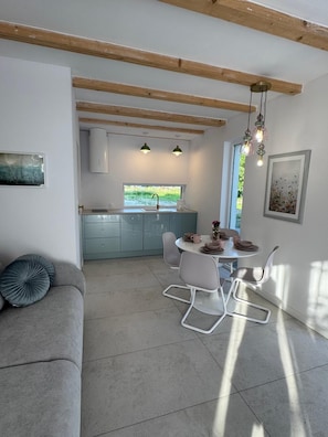 Casa de campo design, 2 quartos | Cozinha americana privada | Geladeira, cooktop, lava-louças, máquina de café expresso