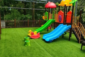 A playground with slides and climbing structures. - Babaling Leisure Hostel (Hengyang)