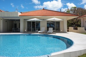 Außenpool, Sonnenschirme