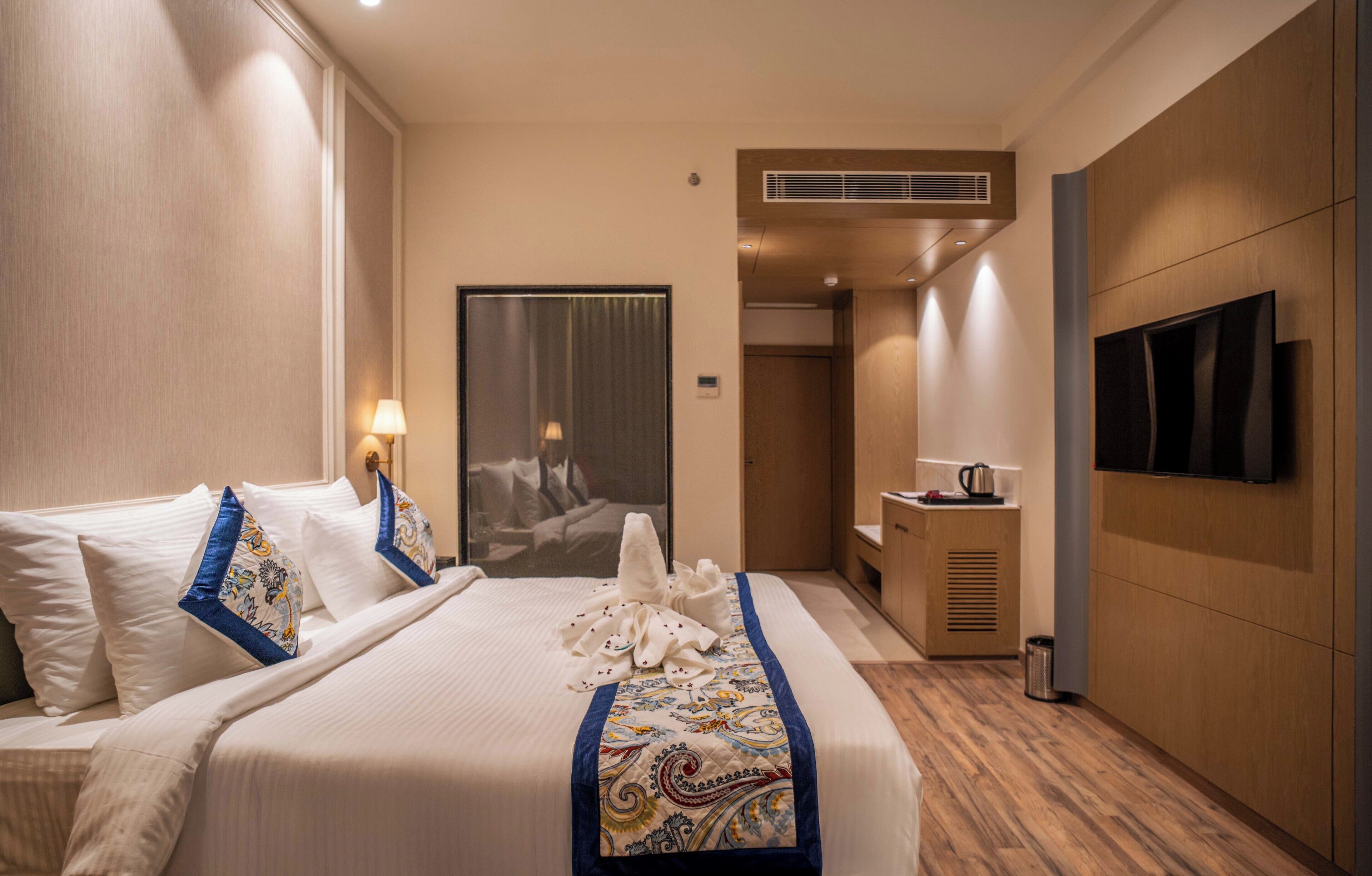 Deluxe Double Room, City View | Meja, seterika/papan seterika, Wi-fi percuma 