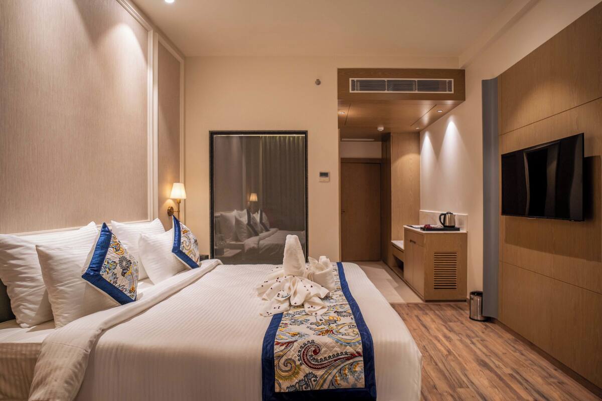 Deluxe Double Room, City View | Meja, seterika/papan seterika, Wi-fi percuma