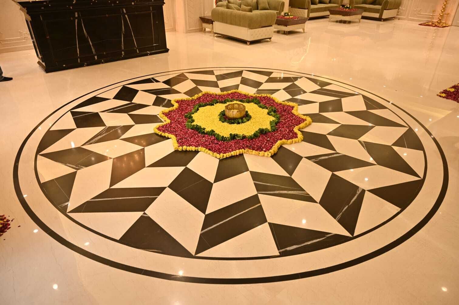 Piso circular com um arranjo floral central.