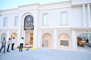 Vista frontal de la propiedad