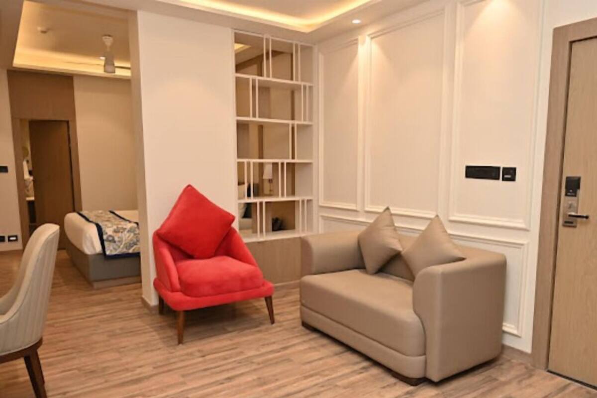 Luxury Room, City View | Living area