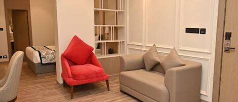 Habitación de lujo, vista a la ciudad | Área de sala de estar