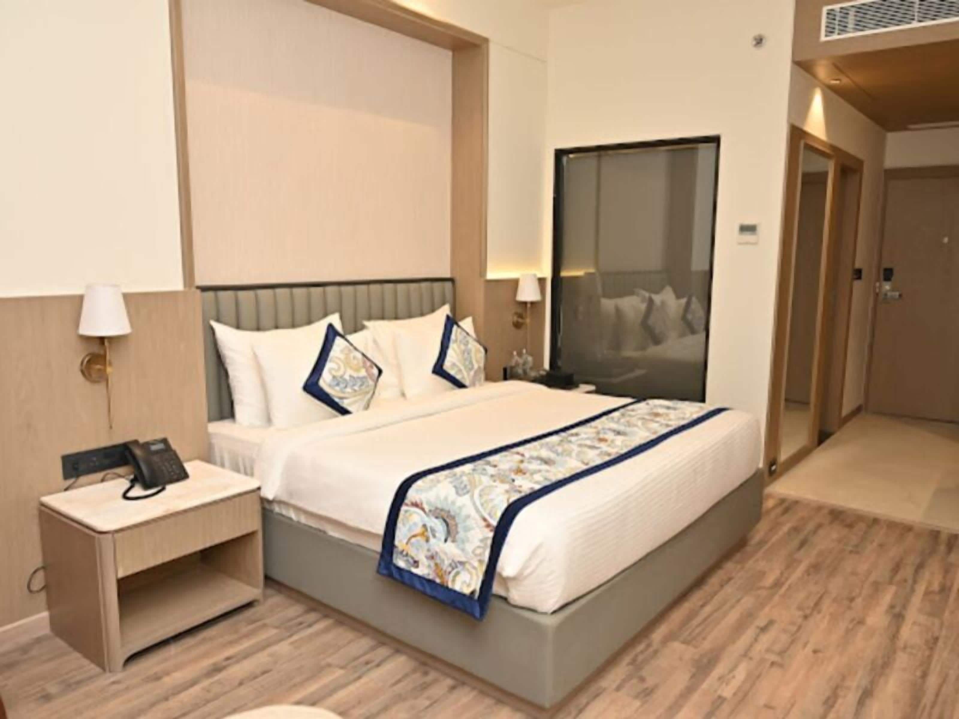 Deluxe Double Room, City View | Desk, iron/ironing board, free WiFi