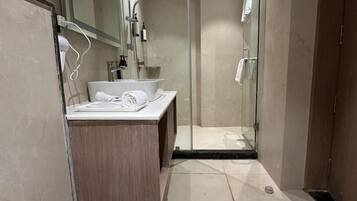 Habitación de lujo, vistas a la ciudad | Baño | Ducha, artículos de higiene personal gratuitos y secador de pelo
