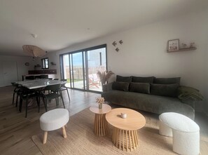 TV - La Maison Palulova - Jacuzzi - 400m from the beach (Plouescat)